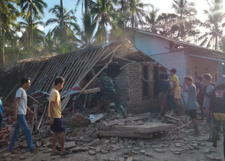 1 Rumah di Pandeglang Ambruk, 3 Warga Dilarikan ke Puskesmas – Warga Berita