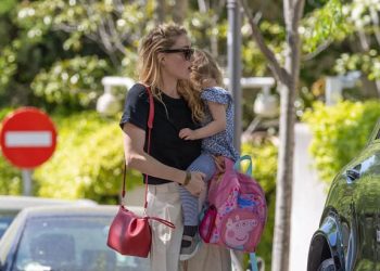Amber Heard Terlihat Bersama Putrinya di Madrid Usai Cedera di Marathon New York