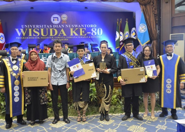 Optimalkan Masa Kuliah, Dua Wisudawan Raih IPK Sempurna di…