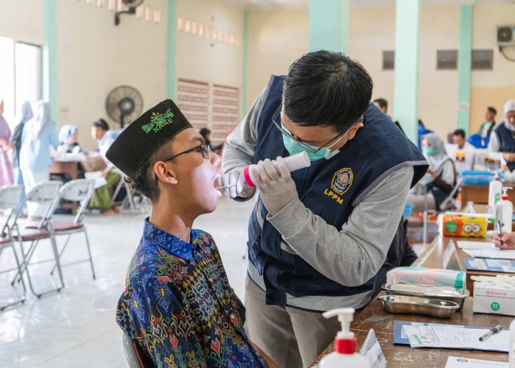 LPPM UNDIP Berikan Pengobatan Gratis Warga Ponpes Asshodiqiyah Gayamsari