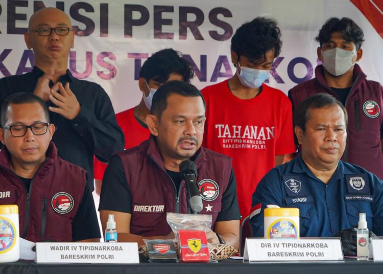 Tim Gabungan Polisi dan Bea Cukai Gerebek Home Industry Narkoba di Semarang, Dua Koki Sabu Diamankan 1 Tim Gabungan Polisi dan Bea Cukai Gerebek Home Industry Narkoba di Semarang, Dua Koki Sabu Diamankan
