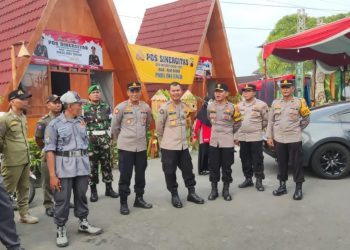 Irwasda Polda Jateng Dan Kabid Humas Polda Jateng Cek Pos Sinergitas Operasi Ketupat Candi Di Alun Alun Blora.