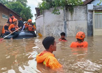 Longsor Parang Bangun Kecamatan Munjungan Trenggalek, Jalanan Tertutup Material Tanah » Warga Berita