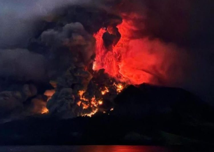 Gunung Ruang Meletus 828 Warga Dievakuasi » Warga Berita