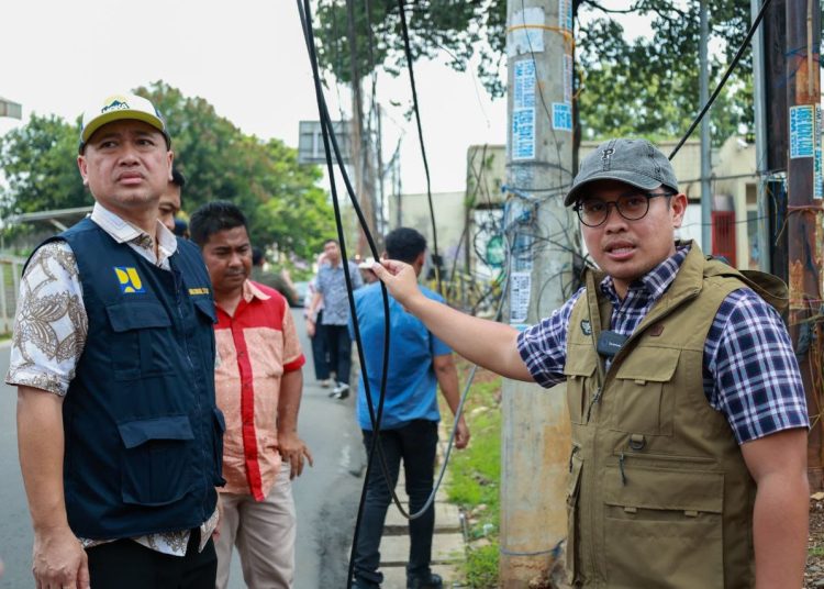 Pemkot Tangsel Akan Rapihkan Kabel Optik Semrawut di Jalan Raya – Warga Berita