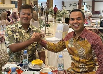 Jabat Tangan Dede Rohana-Endang Efendi, Sinyal Kuat Pilkada Cilegon 2024? – Warga Berita