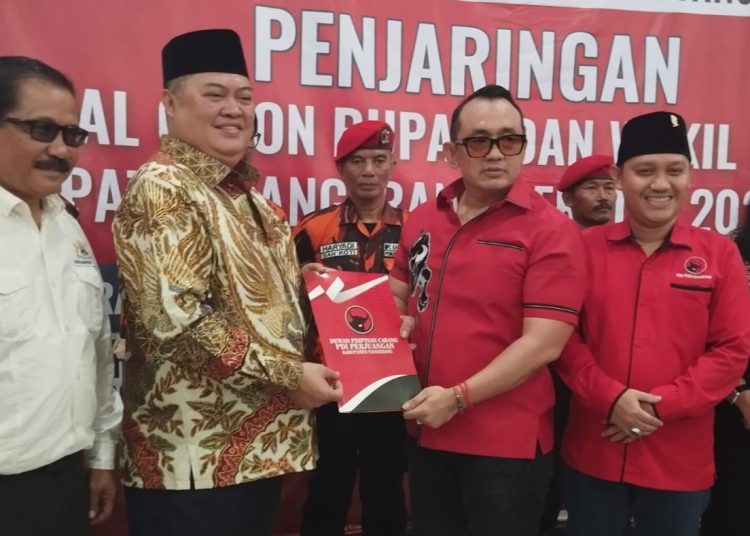 Ketua Kadin Ambil Formulir Pendaftaran di PDI Perjuangan – Warga Berita 1 Ketua Kadin Ambil Formulir Pendaftaran di PDI Perjuangan – Warga Berita