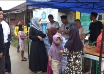 Pemerintah Desa Kadugenep Bagikan Ratusan Takjil Gratis – Warga Berita