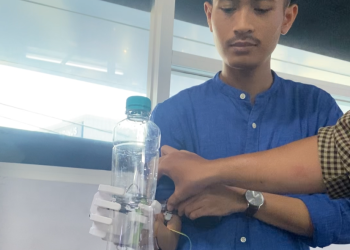 Pikirkan Penyandang Disabilitas, Dua mahasiswa Teknik Biomedis..