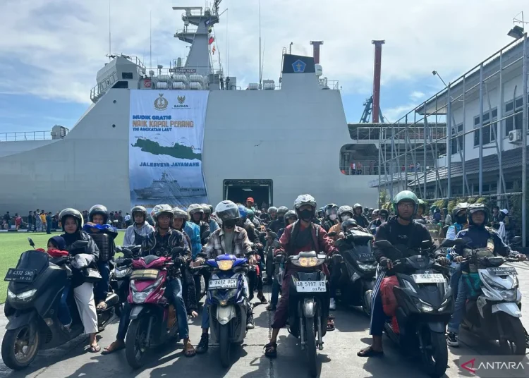 Mudik Gratis Naik Kapal Perang Tiba di Jakarta