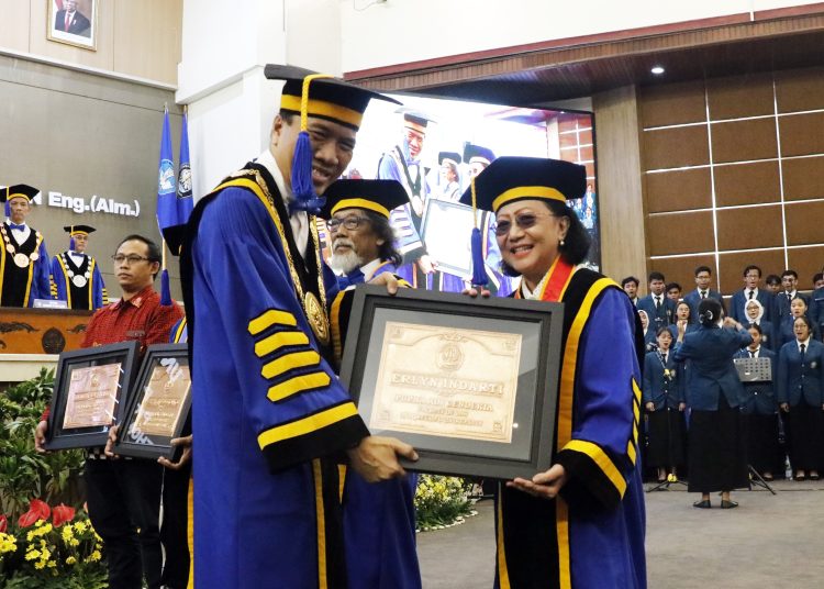 Guru Besar Fakultas Hukum UNDIP Paparkan Kajian Filsafat Hukum pada Orasi Purna Adi Cendekia