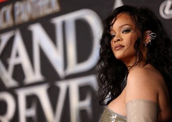 Rihanna Ingin Operasi Payudara – HARIAN MISTAR