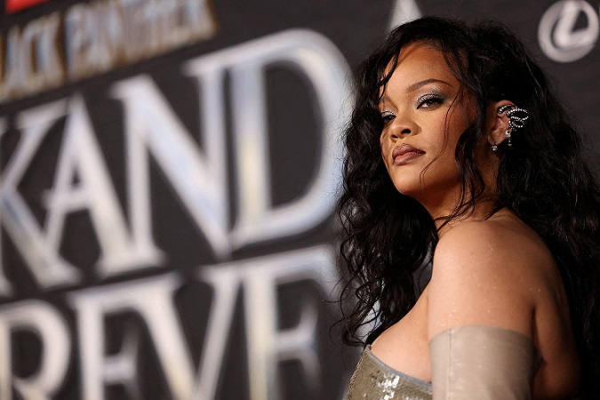 Rihanna Ingin Operasi Payudara - HARIAN MISTAR 1 Rihanna Ingin Operasi Payudara – HARIAN MISTAR