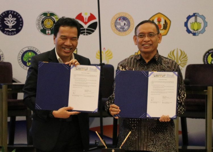 Serah Terima Sekretariat Bersama 21 PTNBH dari Rektor UNDIP ke Rektor UNAIR