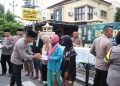 Ramadhan Berbagi, Polres Brebes Bagikan Ratusan Takjil Kepada Masyarakat dan Pengguna Jalan 10 Ramadhan Berbagi, Polres Brebes Bagikan Ratusan Takjil Kepada Masyarakat dan Pengguna Jalan