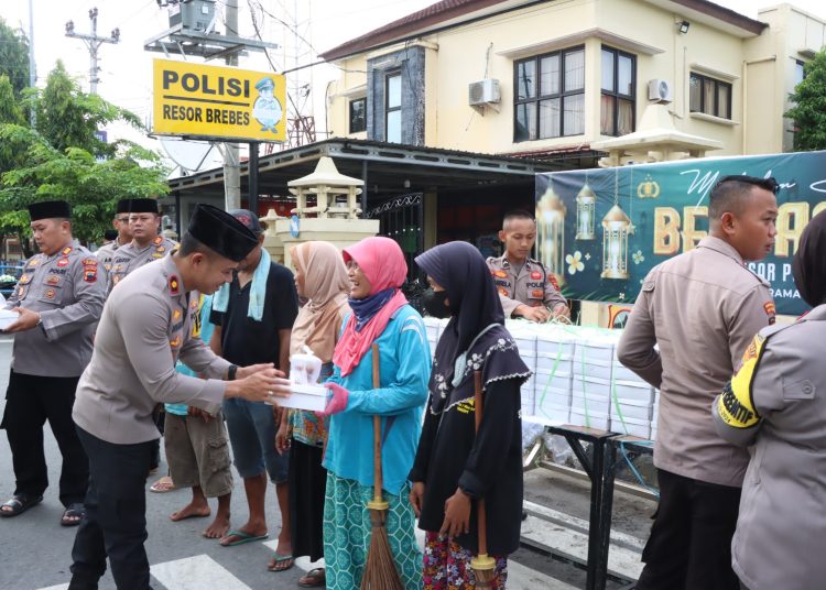 Ramadhan Berbagi, Polres Brebes Bagikan Ratusan Takjil Kepada Masyarakat dan Pengguna Jalan