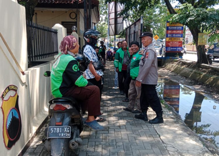 Sambangi Komunitas Ojek Online, Kanit Binmas Polsek Brebes Sampaikan Ini