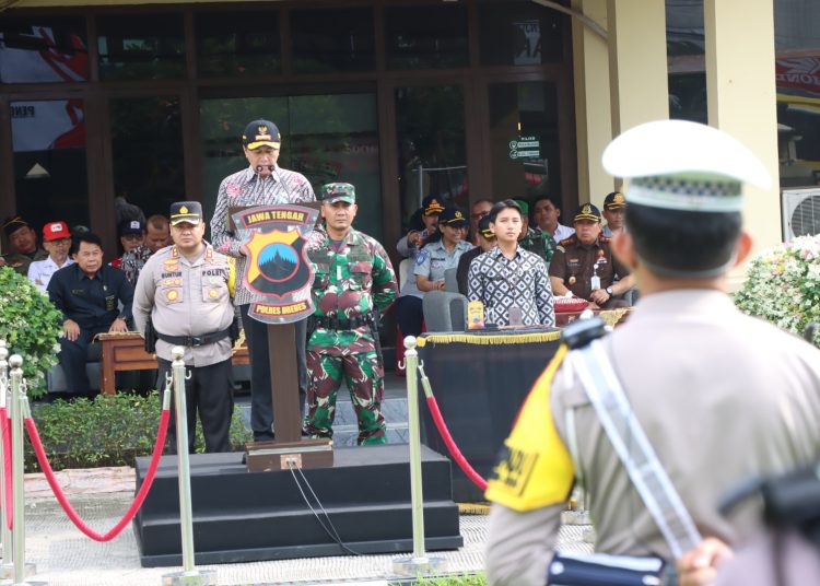 Pj Bupati, Dandim dan Kapolres Brebes Pimpin Upacara Gelar Pasukan Ketupat Candi 2024