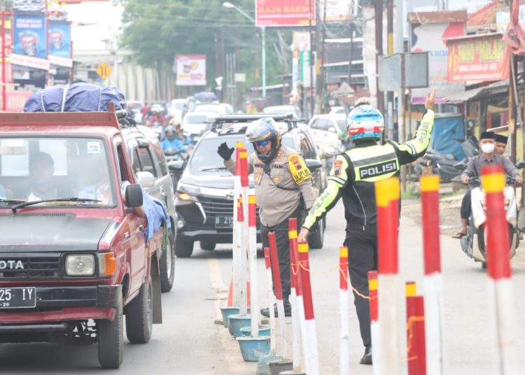 Atasi Kemacetan Di Jalur Tengah, Kapolres Brebes Turun Langsung Atur Lalu lintas dan Pimpin Rekayasa Arus