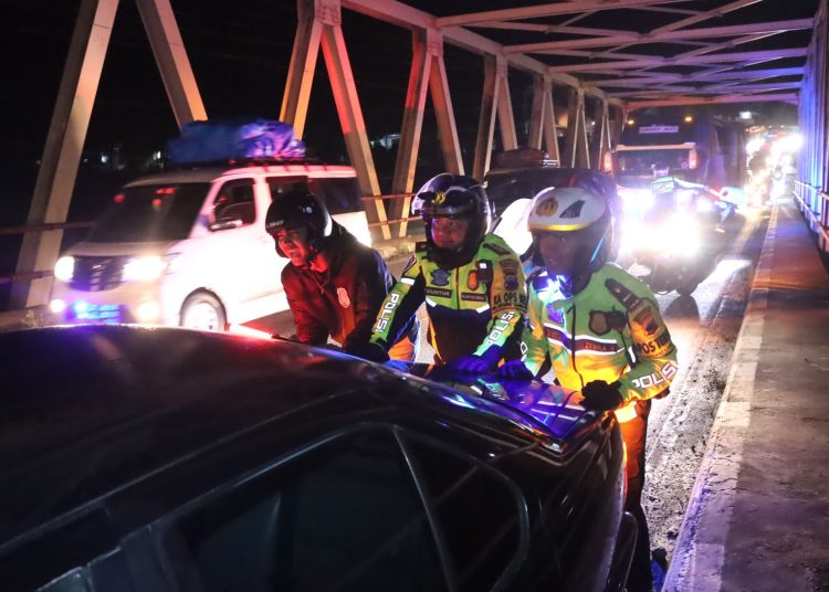 Cek Jalur Selatan Pasca One Way, Kapolres Brebes Bantu Pengendara Mobil Yang Mogok