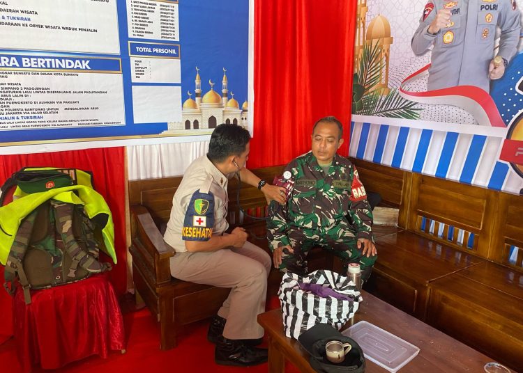 Jaga Kesehatan Personil, Sie Dokkes Lakukan pemerikaan Kesehatan ke Pospam Lebaran 1 Jaga Kesehatan Personil, Sie Dokkes Lakukan pemerikaan Kesehatan ke Pospam Lebaran