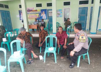 Wujudkan Harkamtibmas Yang Kondusif, Bhabinkamtibmas Polsek Banjarharjo Sambangi Warga Desa Dukuhjeruk