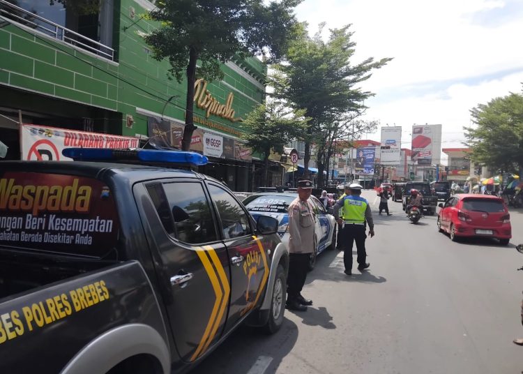 Quick Respon Aduan Masyarakat, Polisi di Brebes Lakukan Imbaun Terkait Kendaraan Umum Tidak Berhenti Sembarangan 1 Quick Respon Aduan Masyarakat, Polisi di Brebes Lakukan Imbaun Terkait Kendaraan Umum Tidak Berhenti Sembarangan