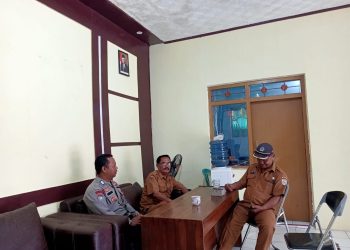Bhabinkamtibmas Polsek Tonjong Sambani Perangkat Desa Linggapura, Ini Yang Dilakukan
