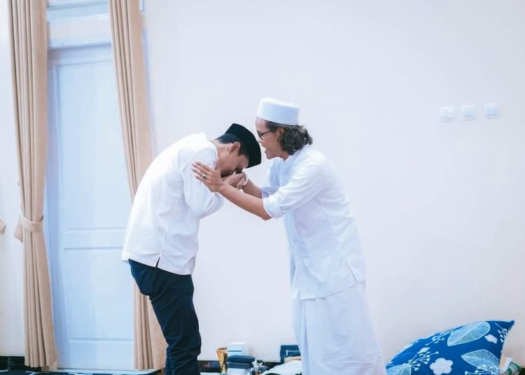 Sebelum Serahkan Formulir, Iing Mohon Doa Restu Ibunda dan Ulama – Warga Berita