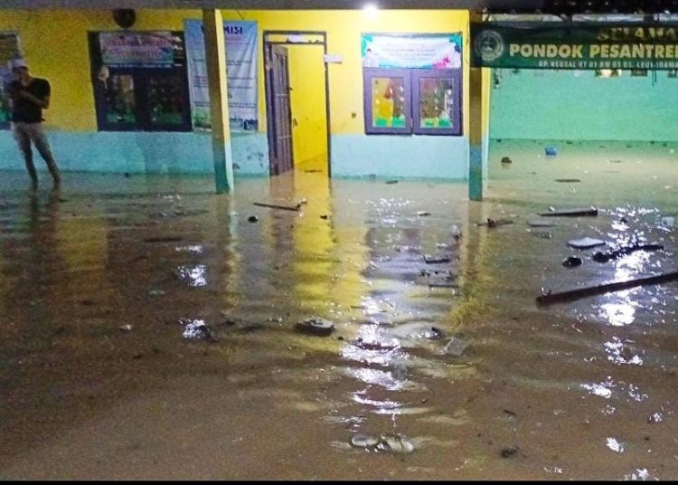 Ratusan Rumah di Lebak Terendam Banjir akibat Luapan Sungai Cisimeut dan Cibereum – Warga Berita