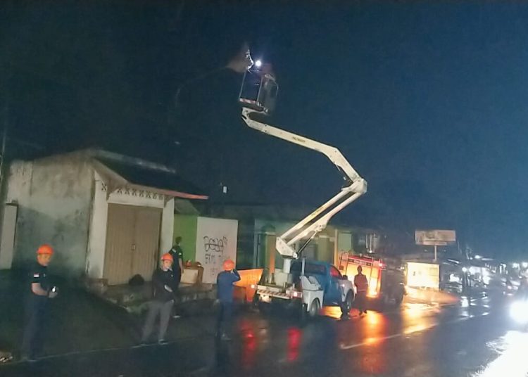 Resahkan Warga, BPBD Pandeglang dan Tim PLN Evakuasi Sarang Tawon Vespa – Warga Berita 1 Resahkan Warga, BPBD Pandeglang dan Tim PLN Evakuasi Sarang Tawon Vespa – Warga Berita