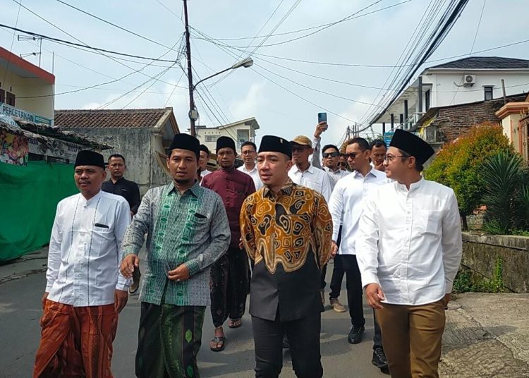 Hasbi Jayabaya Diarak Saat Kembalikan Formulir Pendaftaran Bacabup Lebak – Warga Berita