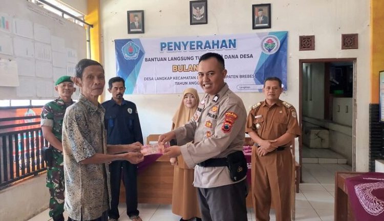Polsek Bumiayu Dampingi Penyaluran BLT DD Desa Lengkap