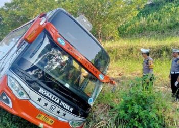 Lebaran ke-2, Bus Rosalia Indah Terjun ke Parit di Ruas Tol Batang-Semarang, 7 Tewas » Warga Berita