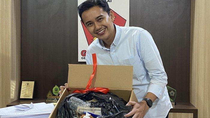 Ulang Tahun ke-32, Pimpinan Komisi B DPRD Kota Yogya Dapat Kando Sampah dari Warga » Warga Berita 1 Ulang Tahun ke-32, Pimpinan Komisi B DPRD Kota Yogya Dapat Kando Sampah dari Warga » Warga Berita