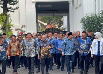 Bawa Pengurus PAN se-Indonesia Sowan ‘King Maker’ Jokowi, Zulhas:  Beliau Owner PAN » Warga Berita