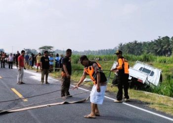 Diduga Sopir Ngantuk, Pikap Terperosok ke Parit di Galur Kulonprogo » Warga Berita