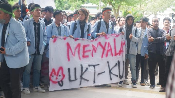 Protes Pernyataan Nadiem Soal Besaran UKT, BEM SI Ancam Mogok Kuliah » Warga Berita 1 Protes Pernyataan Nadiem Soal Besaran UKT, BEM SI Ancam Mogok Kuliah » Warga Berita