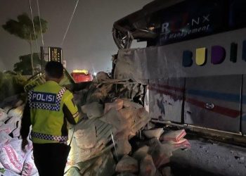 Gasak Truk yang Sedang Ganti Ban di Jalan Wates, Bus Ringsek, 6 Penumpang Luka-luka » Warga Berita