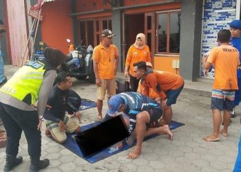 Nekat Melawan Imbauan Petugas, 3 Wisatawan Asal Jakarta Terseret Ombak Parangtritis, Seperti Ini Nasibnya » Warga Berita