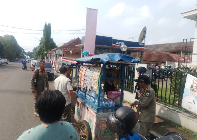 Satpol PP Tertibkan PKL Bandel di Sekitaran Setda Pandeglang – Warga Berita 1 Satpol PP Tertibkan PKL Bandel di Sekitaran Setda Pandeglang – Warga Berita