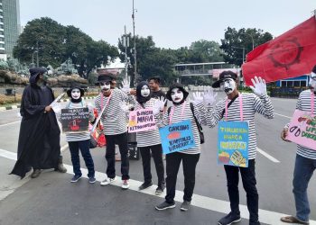 Buruh Bergaya Pantomim Serukan Tolak Upah Murah