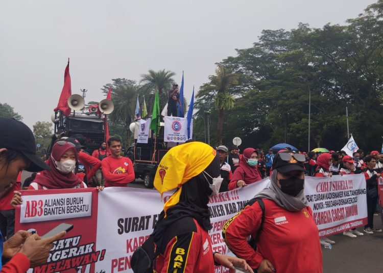 Ratusan Aliansi Buruh Kepung Gedung Bupati Tangerang, Minta Surat Edaran Kadisnaker Dicabut – Warga Berita