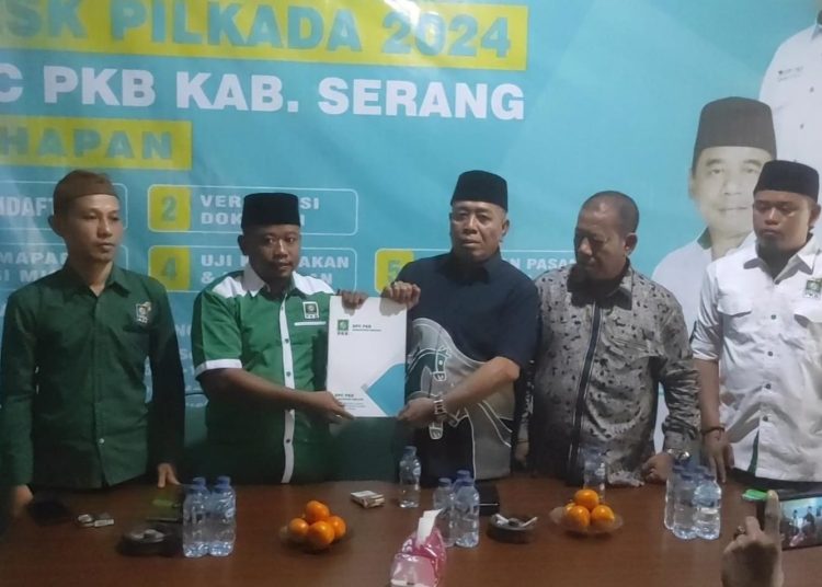 Didampingi Keluarga, Abah Otong Kembalikan Formulir Pendaftaran ke PKB Kabupaten Serang – Warga Berita