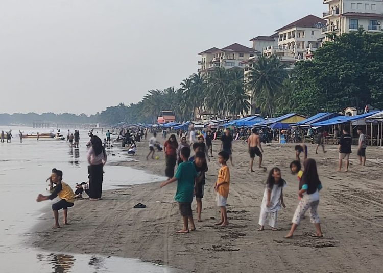Meski Libur Panjang, Kunjungan di Pantai Anyer Tak Begitu Ramai – Warga Berita