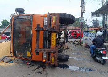 Rem Blong, Truk Tronton Muatan Pakan Ternak Terguling di Dekat Terminal Pakupatan – Warga Berita