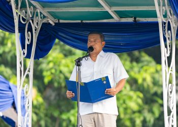 Prof Suharnomo Inspektur Upacara Untuk Pertama Kali di Lingkungan UNDIP