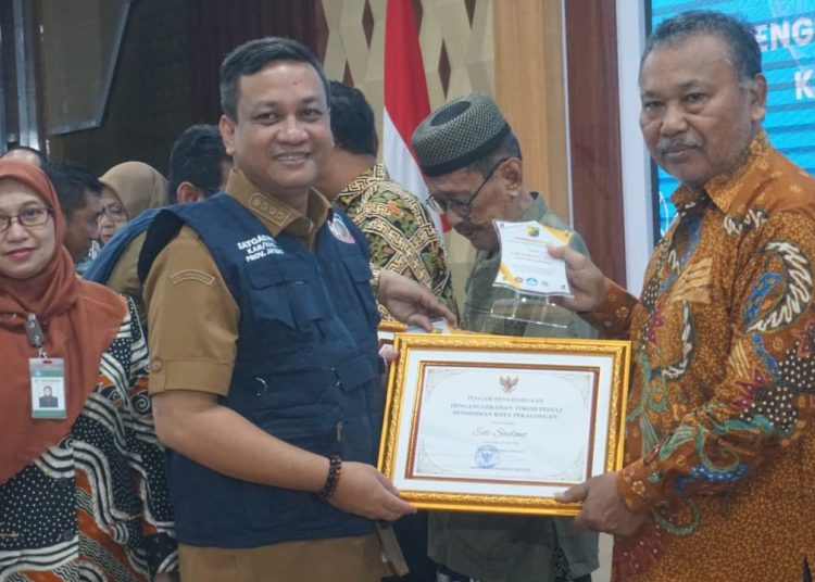 Lima Tokoh Peduli Pendidikan Kota Pekalongan Dapat Apresiasi 1 Lima Tokoh Peduli Pendidikan Kota Pekalongan Dapat Apresiasi
