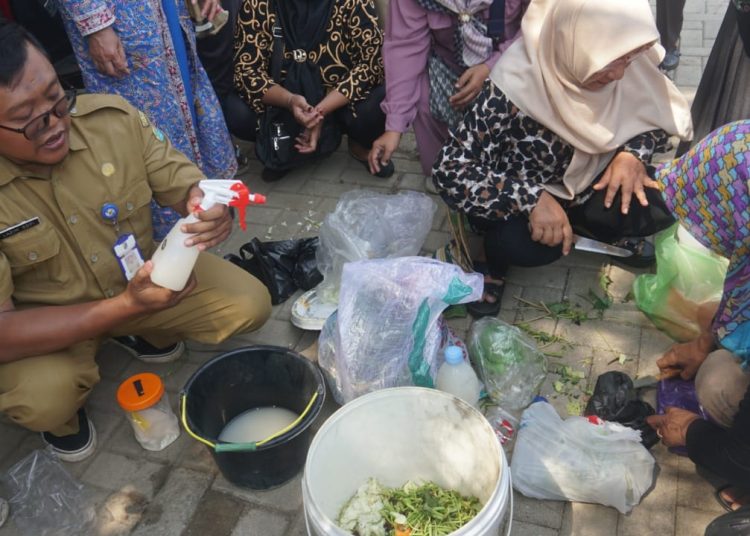 Kurangi Sampah, Ibu-ibu Kelurahan Panjang Diajari Bikin Kompos
