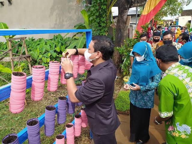 Dinperpa Kota Pekalongan Bagi-bagi Bibit Tanaman Gratis 1 Dinperpa Kota Pekalongan Bagi-bagi Bibit Tanaman Gratis